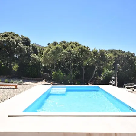 In Mit Grosser Terrasse Holiday home