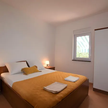 Ferienhaus In Mit Großer Terrasse Mandre